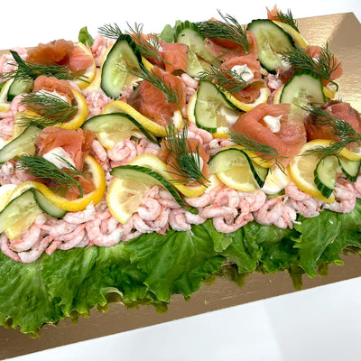 En fantastiskt dekadent smörgåstårta från Hemköp, fylld med smakrika delikatesser och vackert presenterad.