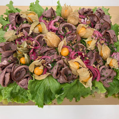 En mästerligt tillagad smörgåstårta från Hemköp, som kombinerar olika smaker och texturer