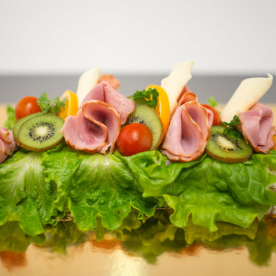 En delikat smörgåstårta med smakrika fyllningar som kött, tomater och kiwi, perfekt för speciella tillfällen