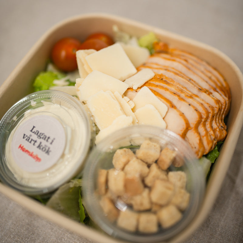 Näringsrik matlåda med kyckling, grönsaker och ceasardressing från Hemköp