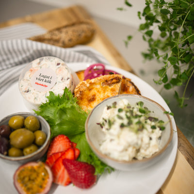 En frestande bricka med olika sorters röror, oliver protein och frukter