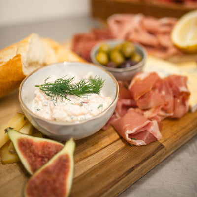 En smakfull dillsås som kompletterar en härlig variation av frukter och nybakat bröd från Hemköp
