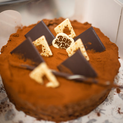 En läcker tårta från Hemköp, med len frosting och lockande smakupplevelser i varje tugga