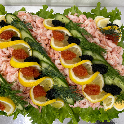 En vacker smörgåstårta från Hemköp, med konstfullt arrangerade citroner och färsk dill