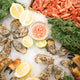 Färska musslor på is, redo för tillagning eller servering, med en lockande glans på sina skal