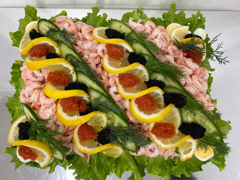 En vackert arrangerad smörgåstårta från Hemköp