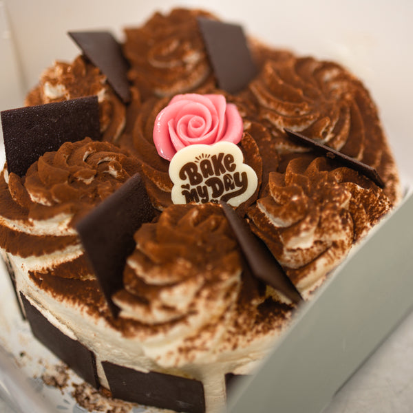 En smakrik tårta från Hemköp, perfekt för att fira speciella tillfällen med sina utsmyckade detaljer."